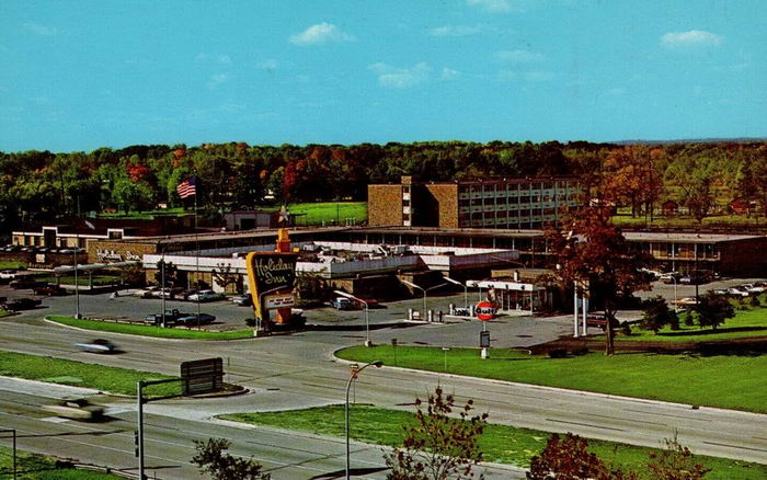 Holiday Inn - Southfield (Radisson Hotel Southfield-Detroit) - Old Postcard (newer photo)